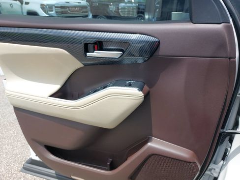 Used 2021 Toyota Highlander XLE FWD image 29