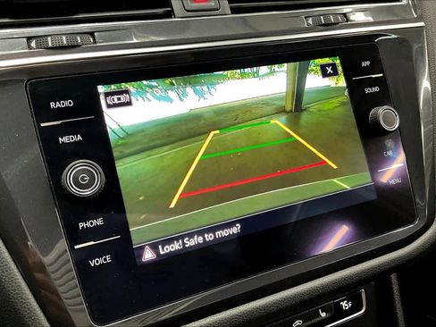 Used 2021 Volkswagen Tiguan SE image 23