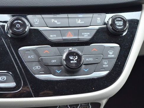 Used 2023 Chrysler Pacifica Touring-L image 29