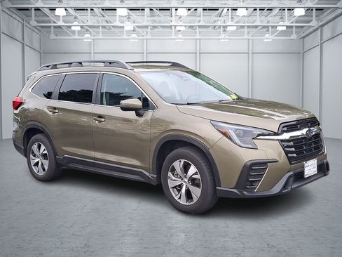 Used 2023 Subaru Ascent Premium w/ Convenience Package AWD/4WD image 3