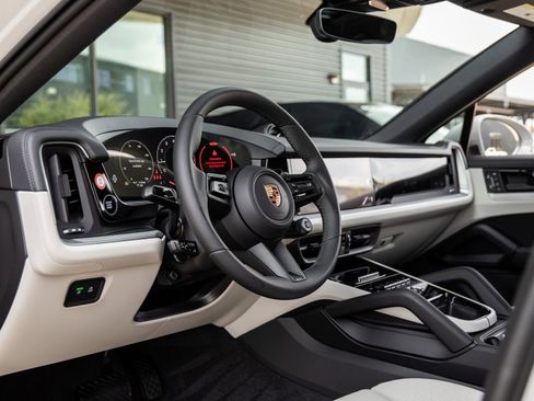 Certified 2026 Porsche Cayenne Coupe image 4