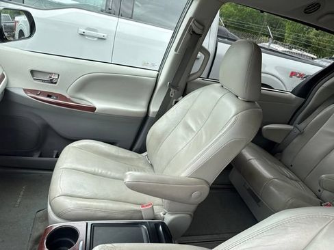 Used 2013 Toyota Sienna XLE FWD image 7