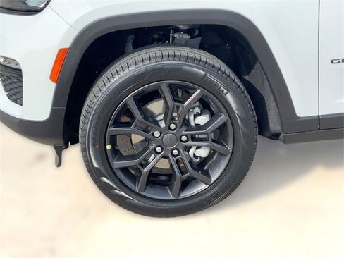 New 2025 Jeep Grand Cherokee Limited image 12