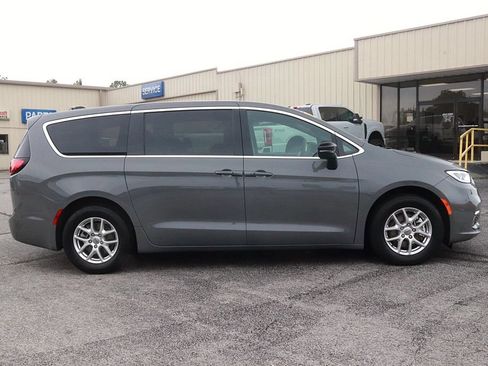Used 2025 Chrysler Pacifica Select FWD image 4