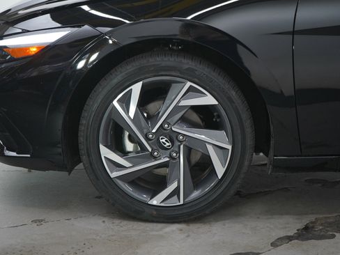 Used 2025 Hyundai Elantra SEL image 27
