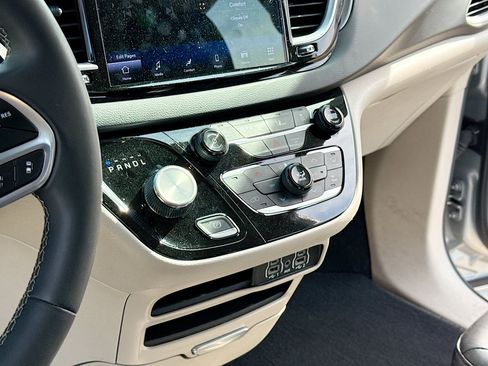 Used 2023 Chrysler Pacifica Touring-L FWD image 10