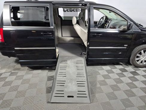 Used 2009 Chrysler Town & Country Touring image 27