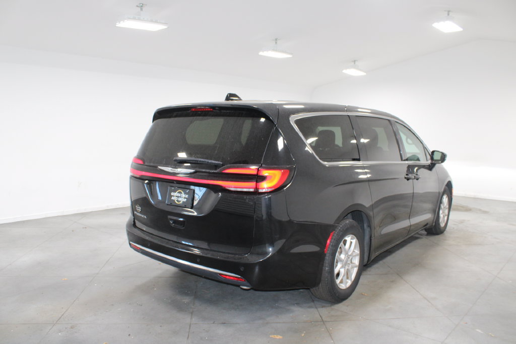Used 2024 Chrysler Pacifica Touring-L FWD image 9