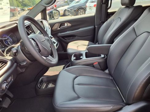 New 2026 Chrysler Pacifica Select image 13