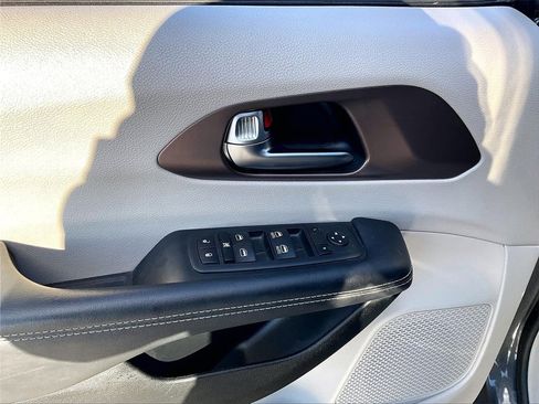 Used 2023 Chrysler Voyager LX image 36