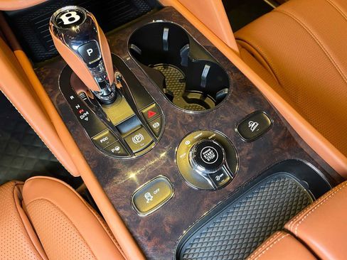 Used 2022 Bentley Bentayga AWD/4WD image 38