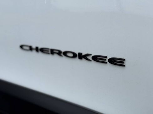 Used 2018 Jeep Cherokee Latitude w/ Altitude Package AWD/4WD image 31