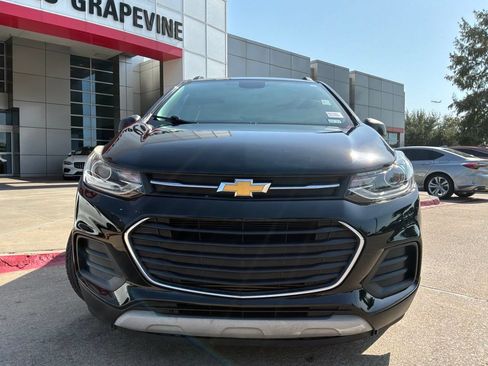 Used 2019 Chevrolet Trax LT w/ LT Convenience Package FWD image 3