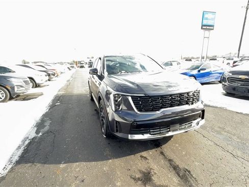 Used 2025 Kia Sorento S w/ Panoramic Sunroof Package image 2