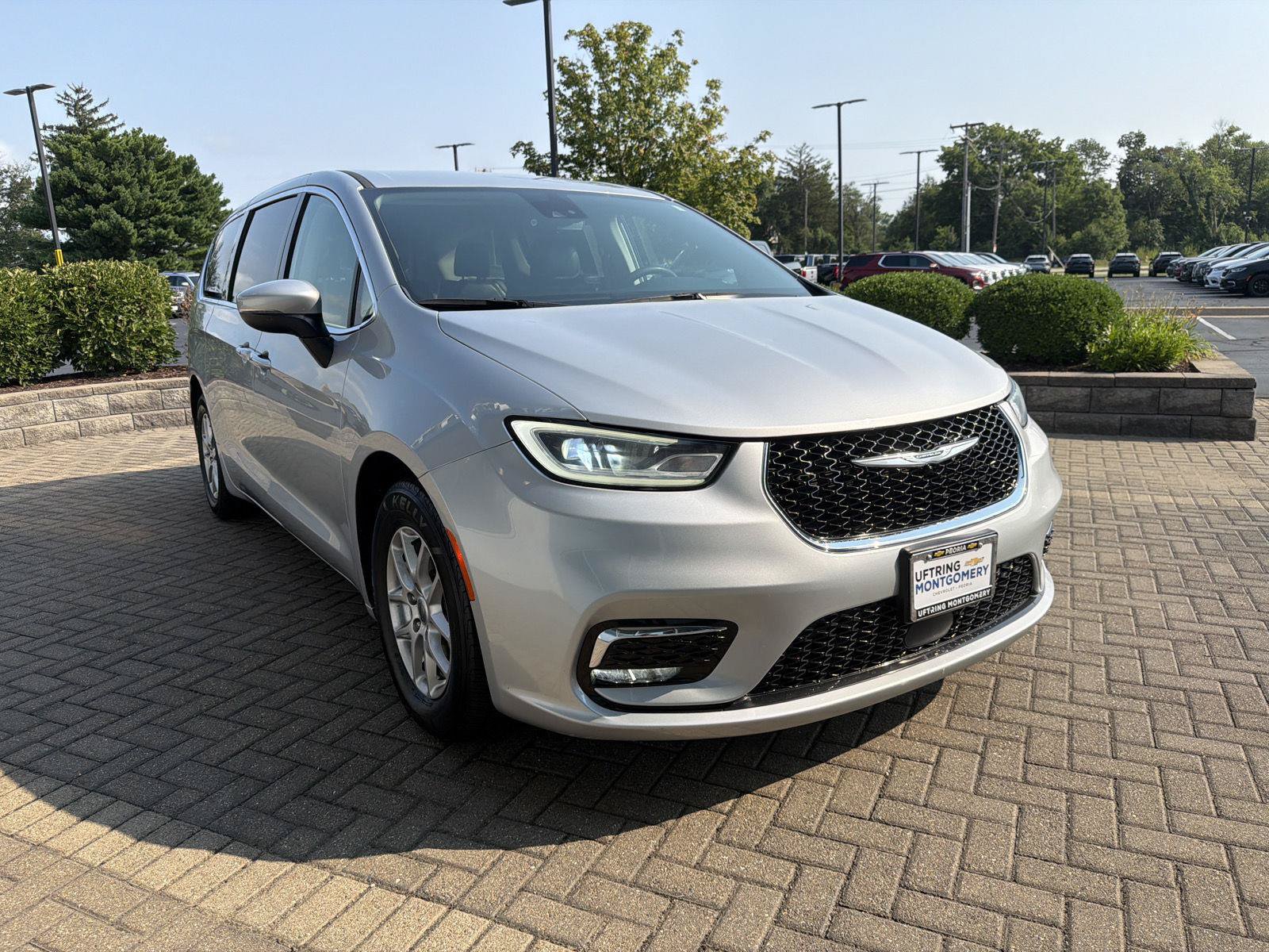 Used 2023 Chrysler Pacifica Touring-L FWD image 7
