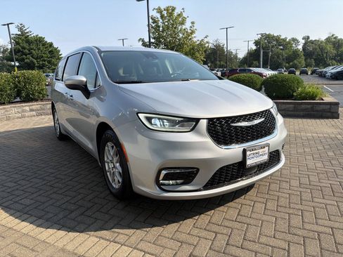Used 2023 Chrysler Pacifica Touring-L FWD image 7