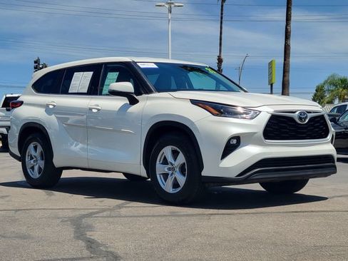 Used 2021 Toyota Highlander LE FWD image 32