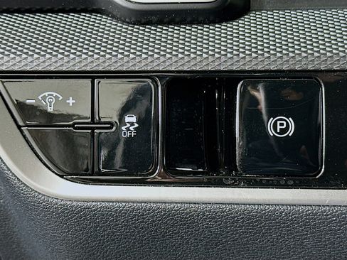 Used 2025 Kia Sportage LX image 17