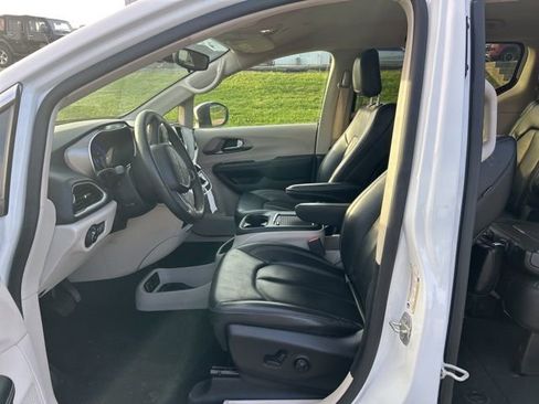 Used 2023 Chrysler Pacifica Touring-L FWD image 8