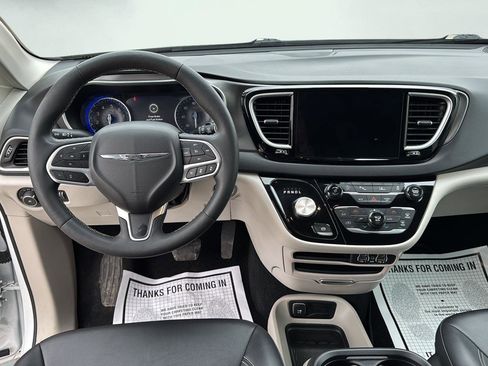 Used 2024 Chrysler Pacifica Touring-L image 10