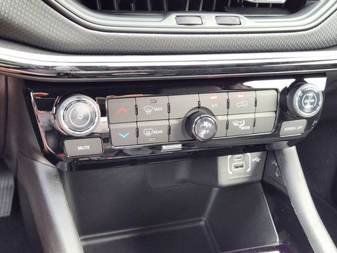 New 2026 Jeep Compass Latitude AWD/4WD image 18