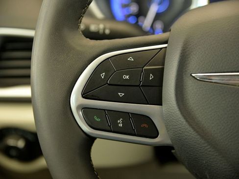 Used 2023 Chrysler Pacifica Touring-L FWD image 22