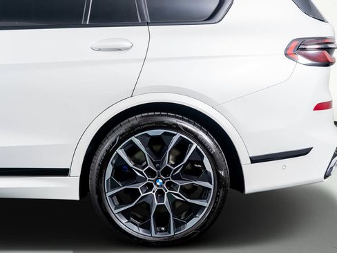 Used 2025 BMW X7 M60i image 18