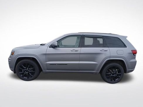 Used 2017 Jeep Grand Cherokee Altitude image 2