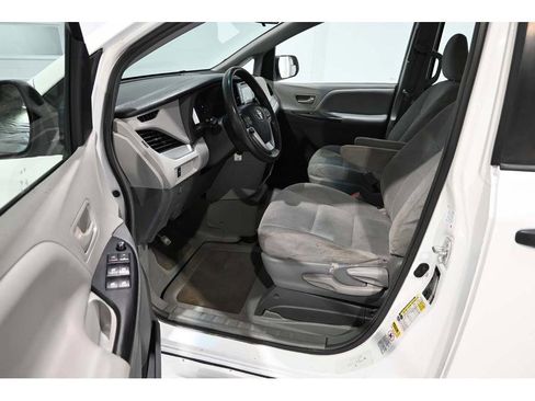 Used 2015 Toyota Sienna L image 13