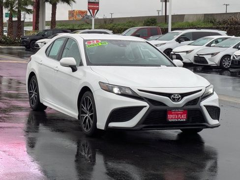 Used 2024 Toyota Camry SE image 3