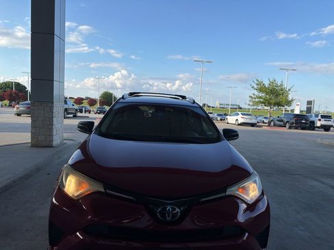 Used 2018 Toyota RAV4 LE FWD image 16