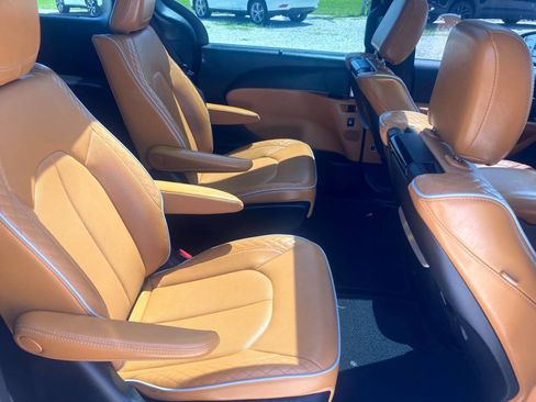 Used 2022 Chrysler Pacifica Pinnacle AWD/4WD image 16