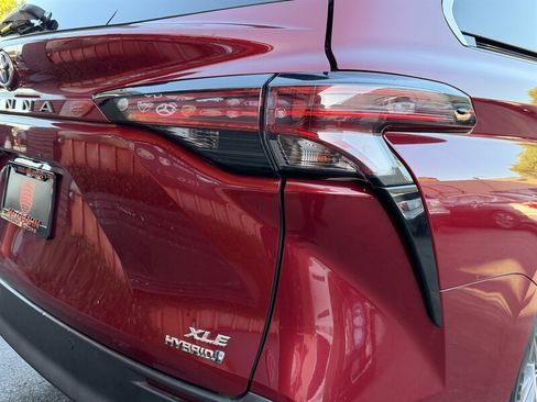 Used 2022 Toyota Sienna XLE FWD image 12