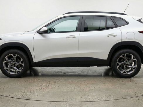 Used 2025 Chevrolet Trax LT w/ LT Convenience Package image 5