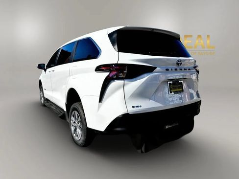Used 2025 Toyota Sienna LE FWD image 4