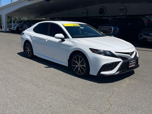 Used 2023 Toyota Camry SE FWD image 3