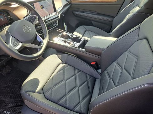 Used 2025 Volkswagen Atlas SE image 12