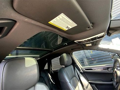 Used 2023 Porsche Macan image 32