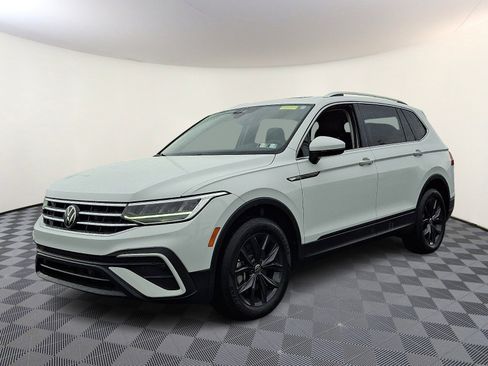Used 2024 Volkswagen Tiguan SE w/ Panoramic Sunroof Package image 3