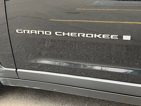 Used 2023 Jeep Grand Cherokee Limited AWD/4WD image 31