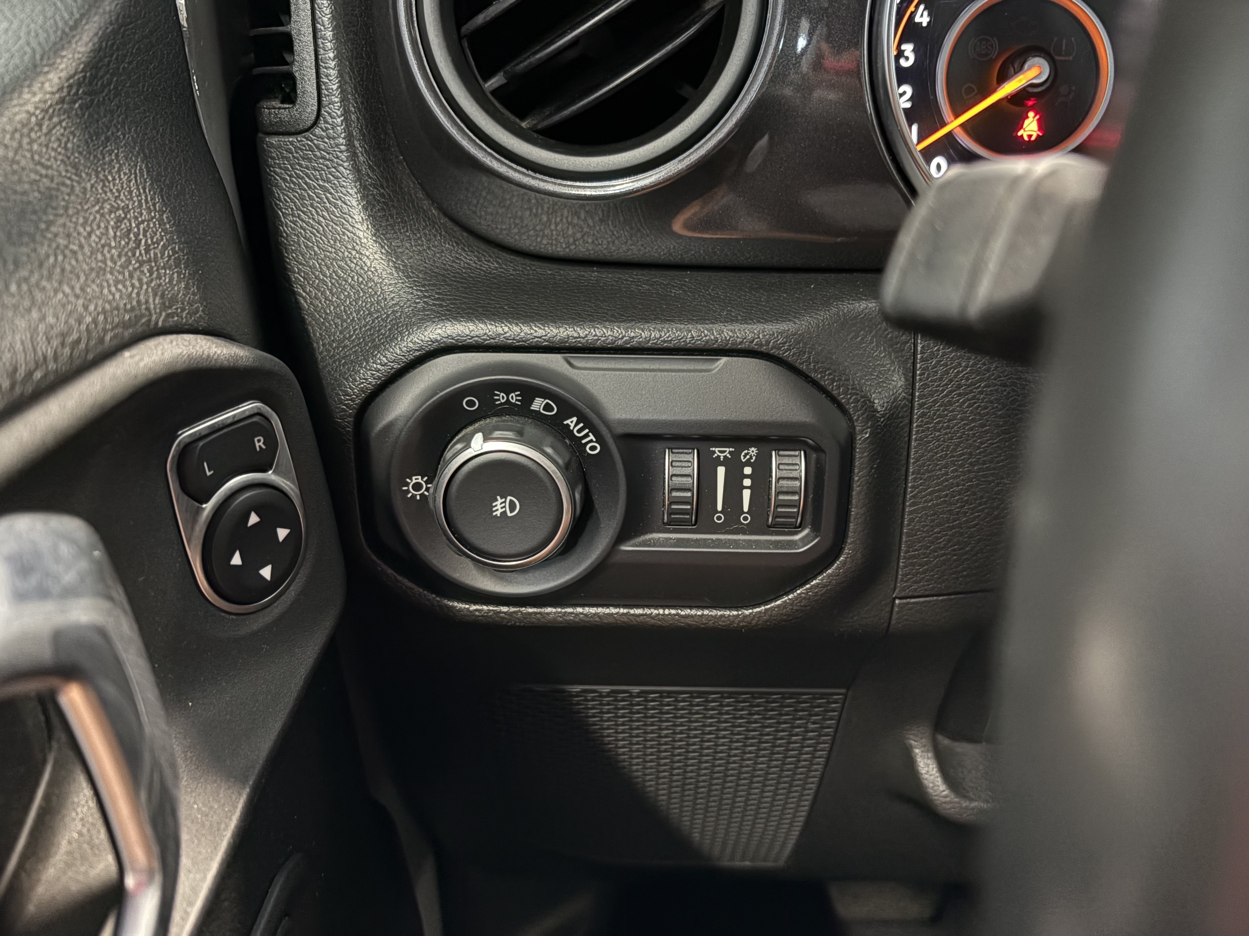 Used 2022 Jeep Wrangler Unlimited Sport AWD/4WD image 30
