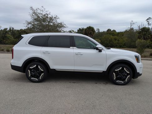 New 2025 Kia Telluride S image 4