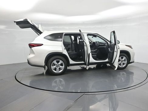 Used 2021 Toyota Highlander LE image 4