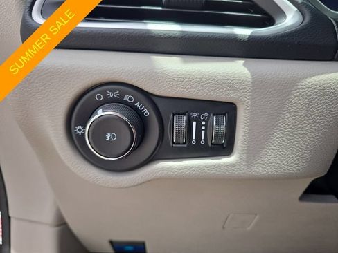 Used 2023 Chrysler Pacifica Touring-L FWD image 20