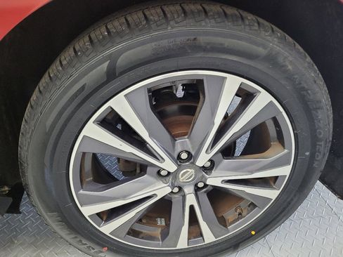 Used 2017 Nissan Pathfinder Platinum w/ Family Entertainment Package FWD image 31