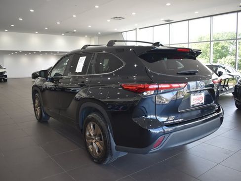 Used 2023 Toyota Highlander Bronze Edition FWD image 5