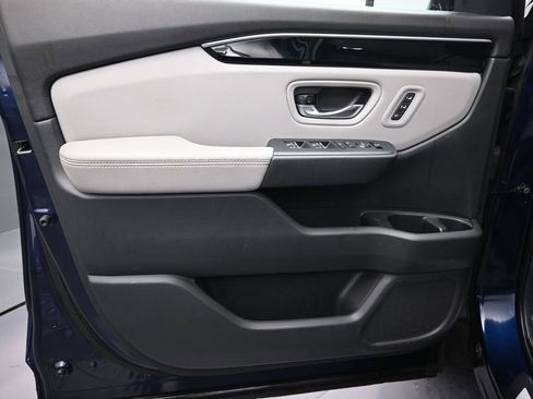 Used 2025 Honda Pilot EX-L image 11