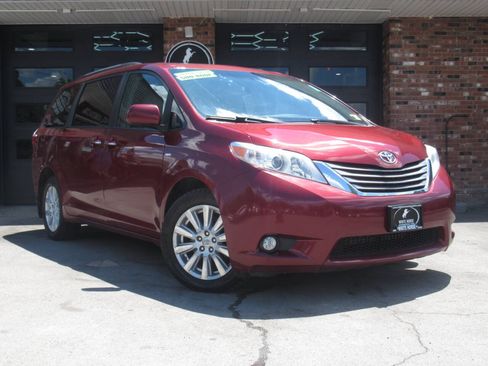 Used 2017 Toyota Sienna XLE Premium w/ Outdoor Package AWD/4WD image 2