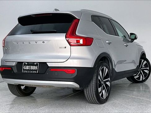 Used 2023 Volvo XC40 B5 Plus image 2