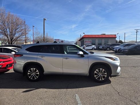 Used 2021 Toyota Highlander XLE image 3